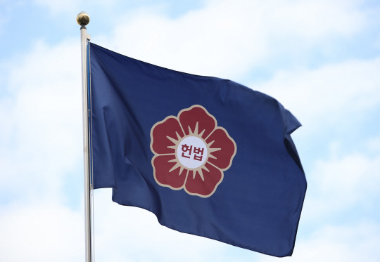 제571돌 한글날인 9일 오후 서울 종로구 재동 헌법재판소에서 한글로 바뀐 헌재 깃발이 바람에 날리고 있다. 헌재는 창립 이후 30년 간 사용하던 휘장의 한자를 한글인 '헌법'으로 바꿔 사용한다고 이날 밝혔다.